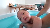 初生婴儿第一次洗澡，乖巧得就像个假娃娃，好想抱回家