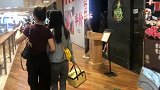 为姐妹庆祝生日，尝到爆好吃韩料，十七初次尝试干嚼生辣椒！