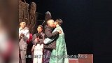 郭德纲偷看儿子话剧捧场，谢幕时父子相拥感动落泪，惹哭众人！