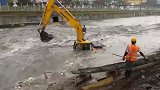 两台挖机正在河道清淤，突然来了洪水撤退也来不及了！