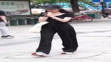 街拍涂口红的小姐姐，被发现之后，这一动作什么意思，咱也不敢问