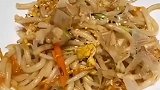 去饭店点份招牌炒面，面一上来吓我一跳，不敢吃了