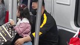 爸爸天生就是女儿奴，地铁上爸爸跟女儿的温馨一幕