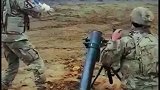 新兵发射炮弹腿抖得厉害，硬是抱着不撒手，把队友吓得直哆嗦