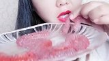 吃冰姑娘，吃自制的果冻冰肠，这吃法真是太有创意了！