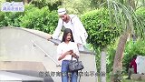 印度囚犯在大街上索吻居然还拿着武器，路人只能乖乖听话