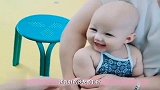 萌宝一脸信任的笑容，结果还是被护士扎针，接下来宝宝反应笑喷了