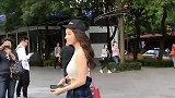 街拍小姐姐太丰满了，一个笑容，心都要被勾走了