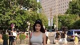 街拍小姐姐太丰满了，一个笑容，心都要被勾走了