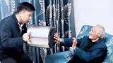 九十八岁的爷爷说喜欢看舞狮