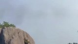 人群太吵了我想去见山，山不见我我自去见山