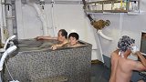 台风“海贝思”过境致日本各地停水停电 灾民登上扫雷舰泡澡