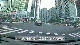 为避让闯红灯电动车，一辆小米SU7在十字路口漂移，直接撞上车辆