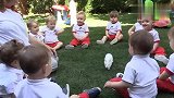 萌娃围坐一圈,老师依次放进兔子、小鸡,孩子们的反应太可爱了