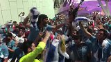 体坛直击：太开心！乌拉圭球迷场外庆祝 热烈场面如同轰趴