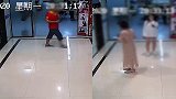 已婚男子偷窥女主播上厕所 被抓后狠扇自己巴掌