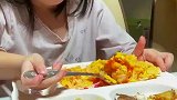 这饭肯定很好吃，看孩子这个眼神就知道了