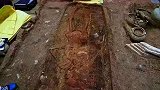 考古队发掘一座古墓，墓中竟然发现怀孕的女人，专家激动无比！