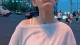 小姐姐户外模仿热门舞蹈，这个笑容真让人喜欢！