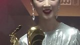 竖看娱乐圈 2020 金鸡奖最佳男主黄晓明最佳女主周冬雨同框