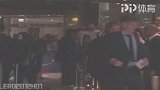 终于见到真人了！ 皇马抵达酒店数十名粉丝迎接
