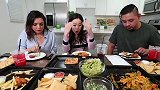 外国美女的家庭聚餐，一桌子食物让人口水直流