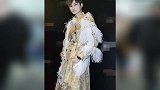 李宇春潮装现身机场身高腿长完美演绎中性风