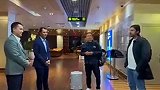卡纳瓦罗携教练组抵达乌兹别克斯坦