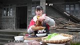 天气冷了，丫丫做很辣的四川菜，麻辣毛肚血旺，好吃又暖和，过瘾