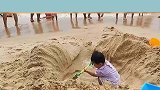 我只是想挖个坑呀，看到海水冲上来，宝宝手足无措的样子真可爱