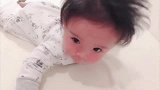 小宝宝练抬头，累到趴下的一幕把心都萌化了！
