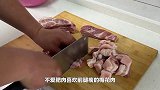 红烧肉是传统家常菜，用糖炒出酱色再炖卤至收汁，就入味又嫩口啦