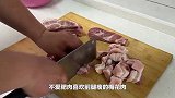 红烧肉是传统家常菜，用糖炒出酱色再炖卤至收汁，入味又嫩口