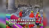 景区船只拥堵侧翻有人落水，河道叠压起身艰难，景区：系游客拾眼镜翻船