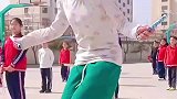 女生参加学校跳绳表演