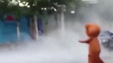 大笨熊在路上走，突然洒水车驶来，随后笨熊的举动让人笑喷