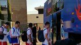 体坛直击:俄罗斯全队乘坐大巴前往球场 大批球迷呐喊送行