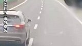 高速上轿车恶意别大巴车，事后还竖起中指