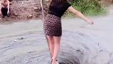 独木桥下面是危险的漩涡也敢走，美女胆子也太大了