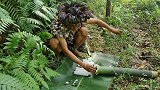 野人煮芭蕉树心，吃起来津津有味，一般人吃不下！