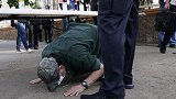 菲律宾连环爆炸后，总统杜特尔特亲自下跪亲吻地面吊唁遇难者