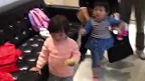 外国妈妈领养中国女婴，主动打招呼的却被推开，这是命运的安排