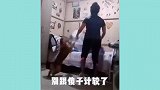 搞笑视频：快来看呀，你家傻子成仙了，进来就吓我一跳