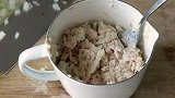 用物美价廉的金枪鱼罐头，做一碗不开火的饭，营养丰富味道鲜