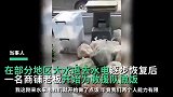 涿州一商铺老板为救援队做饭，不少市民得知后捐助物资加入