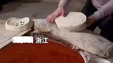 男子分享特色美食乌兹别克烤馕，别样的制作方式惊呆众人