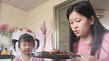 媳妇试吃婆婆做的新美食，湖北人最喜欢吃的卤水鸭翅！看饿了