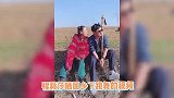 程莉莎夫妇田间跳舞，穿大棉袄扛锄头接地气，郭晓东紧盯爱妻好甜