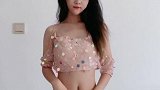 性感的大长裙能够得到美女小姐姐完美的展现，彰显女神魅力气质