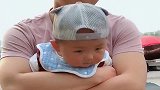 宝宝我被爸爸劫持了，想动却动不了，这两个胳膊我战胜不了！